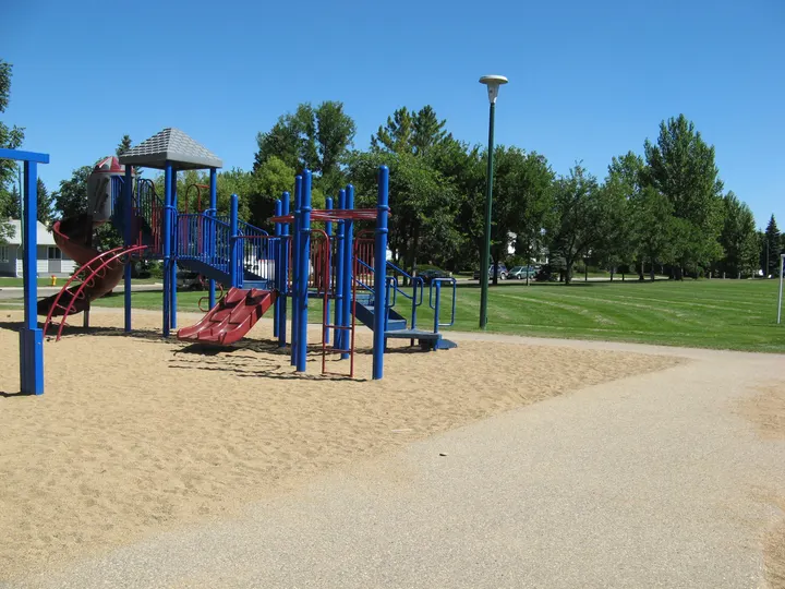 Ground-level photograph of Grosvenor Park from the city park map.
