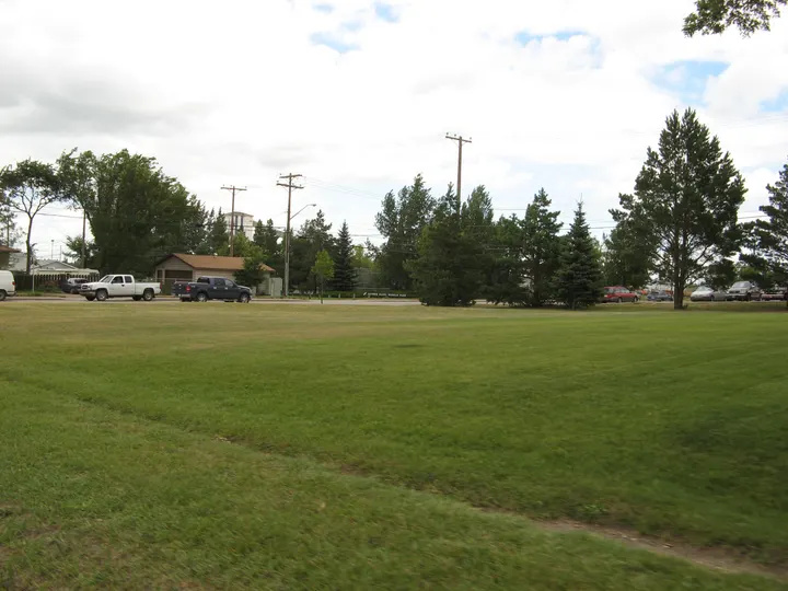 Ground-level photograph of Hilliard Gardner from the city park map.