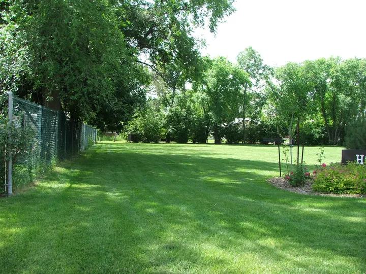 Ground-level photograph of Horn Park from the city park map.