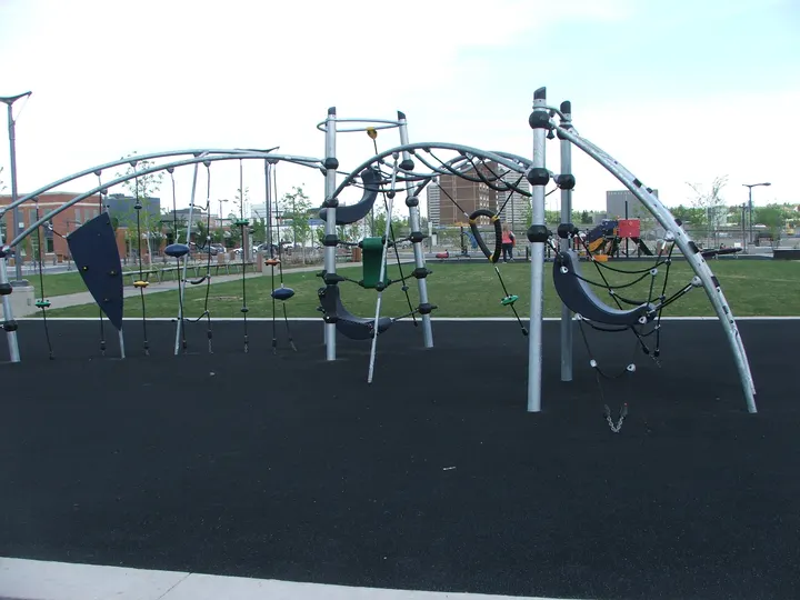 Ground-level photograph of Isinger Park from the city park map.