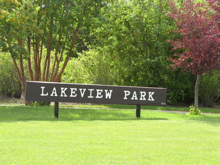 Ground-level photograph of Lakeview Park from the city park map.