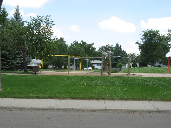 Ground-level photograph of Peter Pond Park from the city park map.